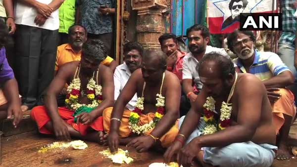 Rajinikanth's fans eat mann soru for Darbar's smooth release Rajinikanth's fans eat mann soru for Darbar's smooth release