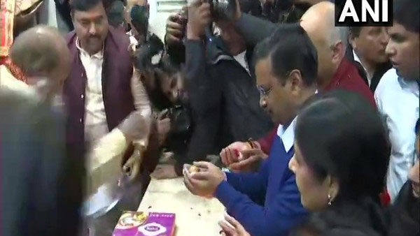 Arvind Kejriwal offers prayer at Hanuman Temple after AAPs victory Arvind Kejriwal offers prayer at Hanuman Temple after AAPs victory
