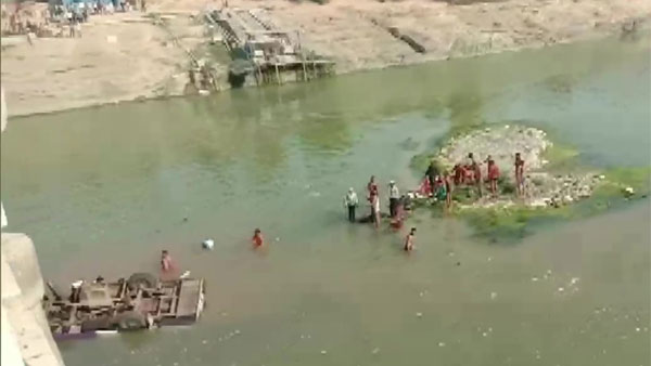 24 killed as bus carrying wedding party falls into river in Rajasthan’s Bundi 24 killed as bus carrying wedding party falls into river in Rajasthan’s Bundi