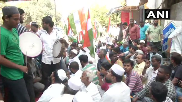 Anti-CAA protest in Chennai turns violent, four cops hurt Anti-CAA protest in Chennai turns violent, four cops hurt