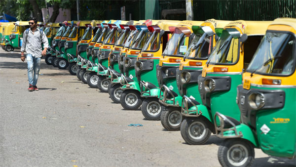 Auto drivers quick-thinking helps woman deliver baby inside vehicle in Kota Auto drivers quick-thinking helps woman deliver baby inside vehicle in Kota