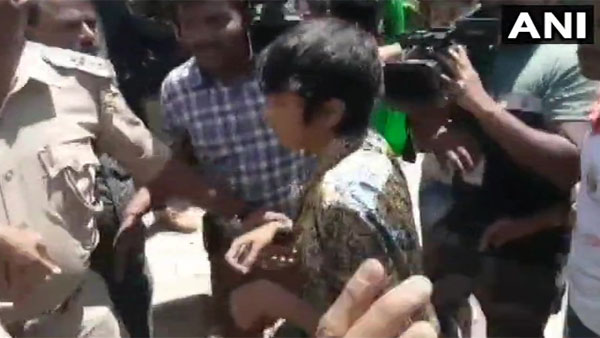 Woman detained in Bengaluru for holding Kashmir Mukti, Dalit Mukti.. placard Woman detained in Bengaluru for holding Kashmir Mukti, Dalit Mukti.. placard