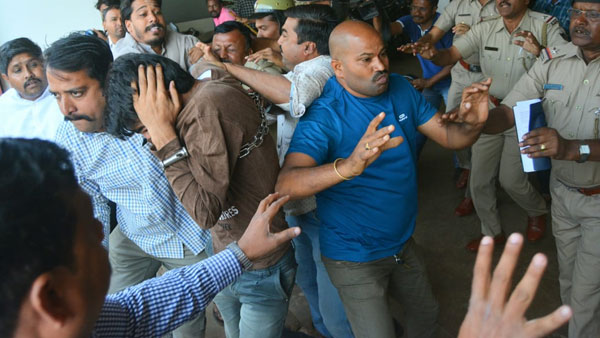 Karnataka: Hubli residents thrash Kashmiri students for raising pro-Pakistan slogans Karnataka: Hubli residents thrash Kashmiri students for raising pro-Pakistan slogans