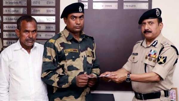 BSF hands over Rs 10L cheque to jawan Mohammed Anees whose house was burnt in Delhi riots BSF hands over Rs 10L cheque to jawan Mohammed Anees whose house was burnt in Delhi riots