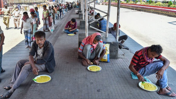 Coronavirus lockdown: Will die of hunger before any disease, say home-bound migrant workers Coronavirus lockdown: Will die of hunger before any disease, say home-bound migrant workers
