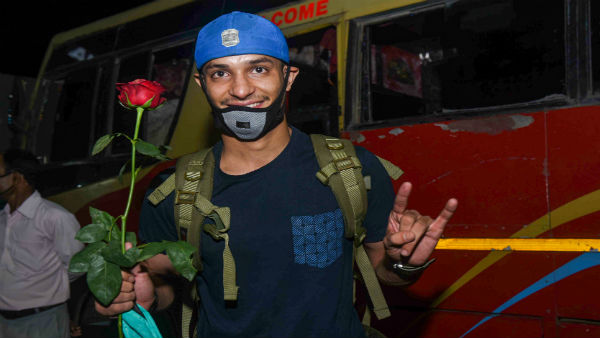 500 students stranded in Kota reach Delhi in 40 buses 500 students stranded in Kota reach Delhi in 40 buses