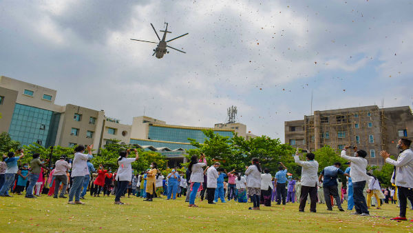 Navy thanks corona warriors, showers petals on Goa hospitals Navy thanks corona warriors, showers petals on Goa hospitals
