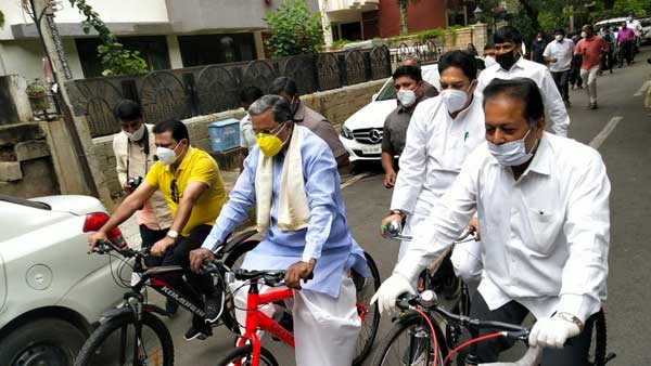 Former Karnataka Chief Minister rides bicycle to protest against fuel price hike