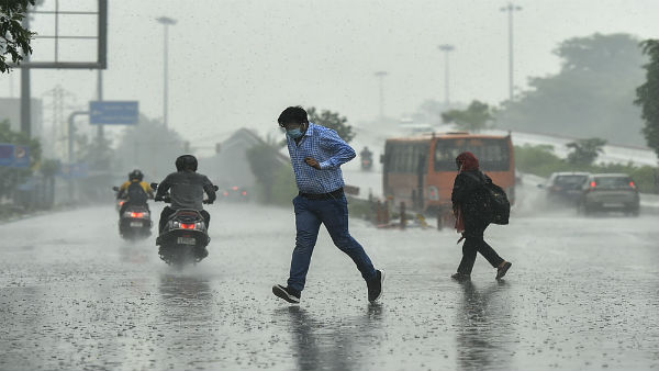 Rain, storm hit traffic movement between Noida, Delhi Rain, storm hit traffic movement between Noida, Delhi