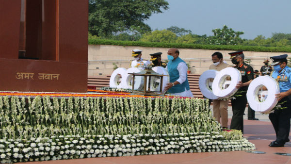 21 years since Indias Kargil war victory: Defence minister pays tributes at National War Memorial 21 years since Indias Kargil war victory: Defence minister pays tributes at National War Memorial