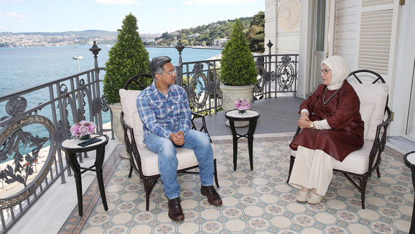 Aamir Khan meets First Lady of Turkey as he shoots for Laal Singh Chaddha Aamir Khan meets First Lady of Turkey as he shoots for Laal Singh Chaddha