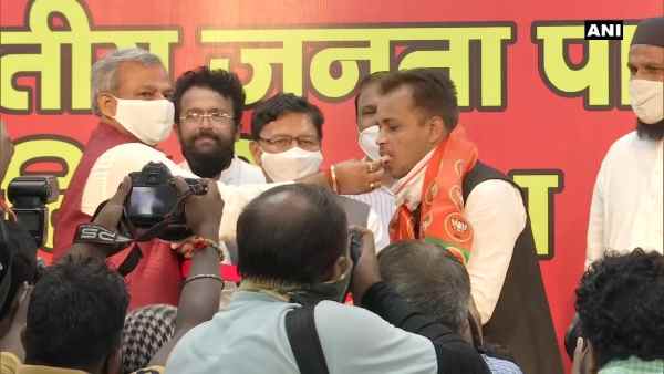 Several Muslims from Shaheen Bagh join Delhi BJP Several Muslims from Shaheen Bagh join Delhi BJP