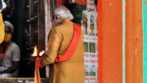 PM Modi offers prayers at Hanumangarhi temple PM Modi offers prayers at Hanumangarhi temple