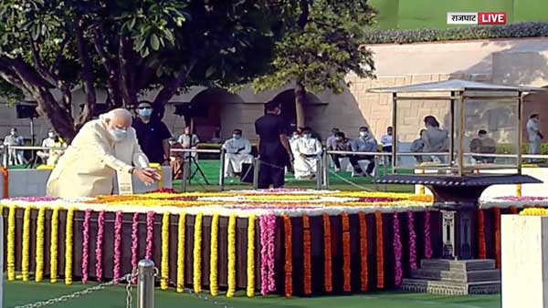 We bow to our beloved Bapu: Prime Minister Narendra Modi We bow to our beloved Bapu: Prime Minister Narendra Modi
