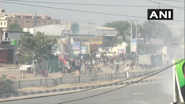 Protest against farm laws: Delhi Police uses tear gas, water cannons to push back farmers Protest against farm laws: Delhi Police uses tear gas, water cannons to push back farmers