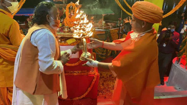 CM Yogi Adityanath doing 'aarti'