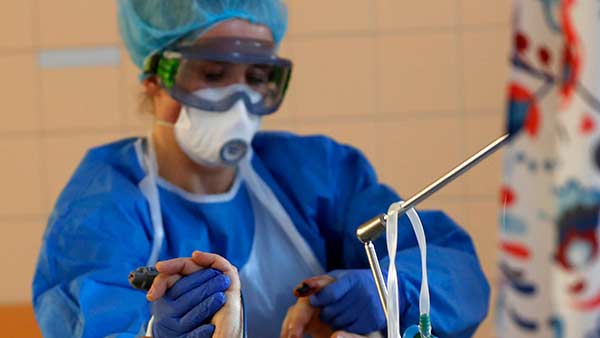 Scientists develop new method for visualizing breath to evaluate face masks Scientists develop new method for visualizing breath to evaluate face masks