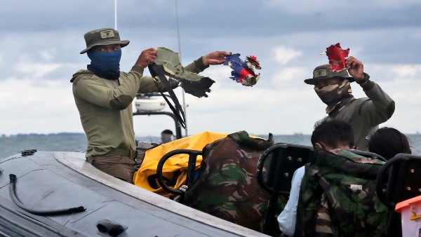 Indonesian searchers hunt for crashed planes voice recorder Indonesian searchers hunt for crashed planes voice recorder