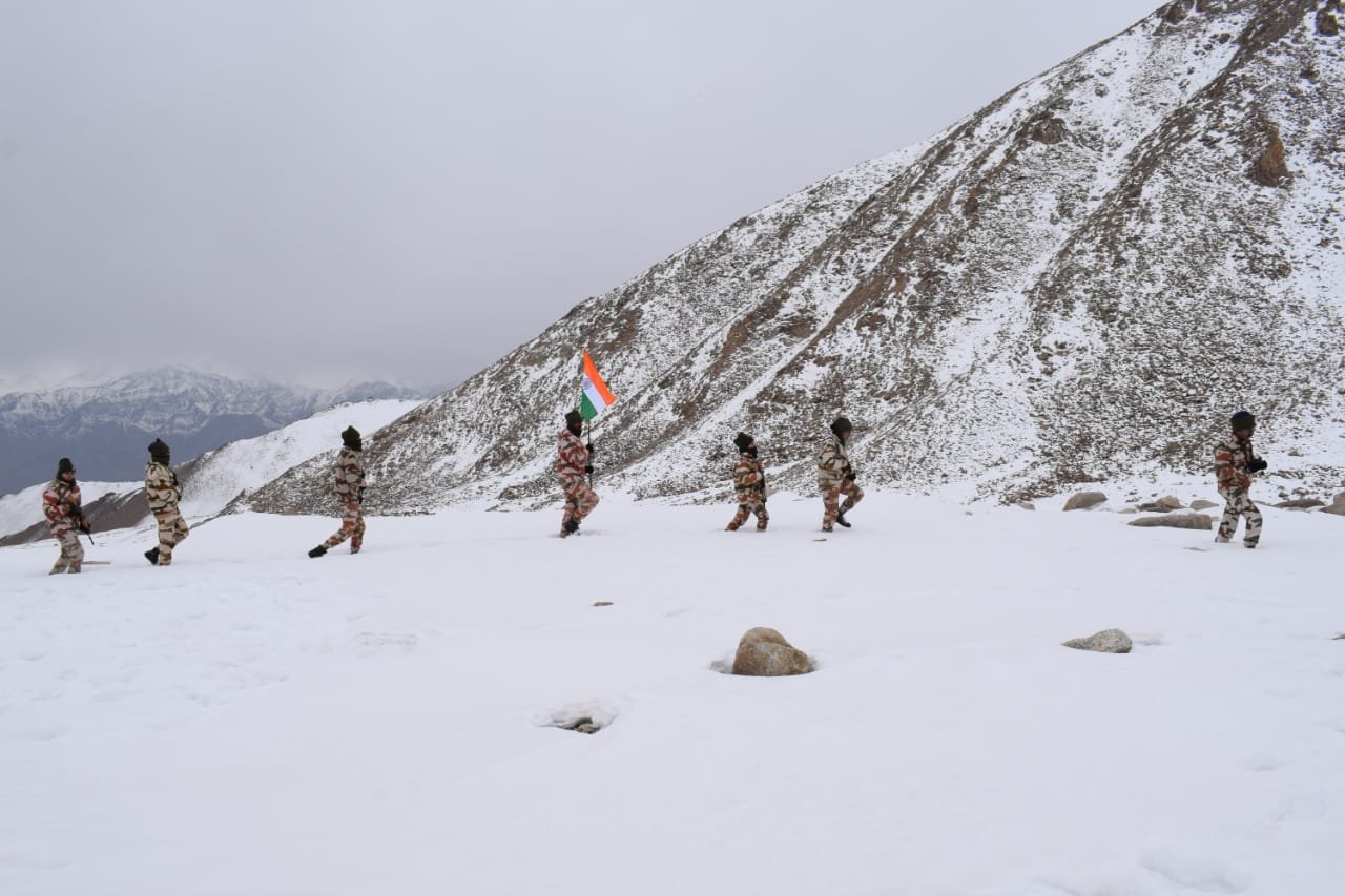 Watch: ITBP jawans celebrate Republic Day on an ice body in Ladakh Watch: ITBP jawans celebrate Republic Day on an ice body in Ladakh