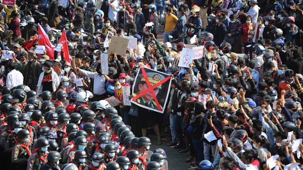Army movement, apparent internet cutoff rattles Myanmar Army movement, apparent internet cutoff rattles Myanmar