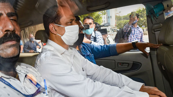 Mumbai cop Vaze on BJP hit list: Shiv Sena Mumbai cop Vaze on BJP hit list: Shiv Sena
