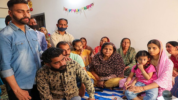 Please, release my father, appeals five-year-old daughter of CoBRA commando kidnapped by Naxals Please, release my father, appeals five-year-old daughter of CoBRA commando kidnapped by Naxals