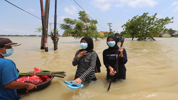 23 dead after heavy rains trigger landslide, flash floods in Indonesias East Jawa province 23 dead after heavy rains trigger landslide, flash floods in Indonesias East Jawa province