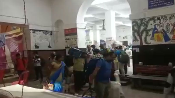 Watch: To skip COVID test, passengers make a run out of railway station in Bihar’s Buxar Watch: To skip COVID test, passengers make a run out of railway station in Bihar’s Buxar