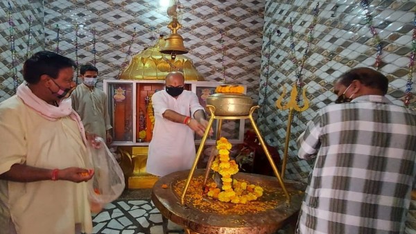 BJP leader performs havan to ward off COVID-19 BJP leader performs havan to ward off COVID-19