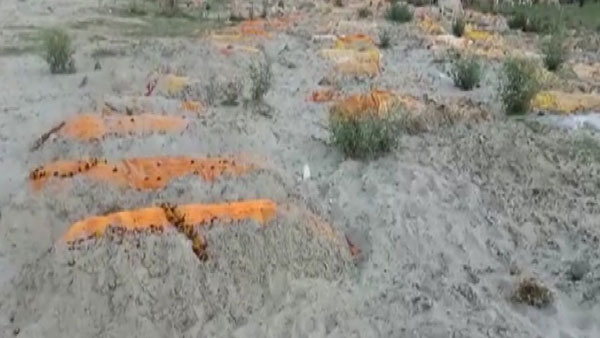 Dead bodies found buried in sand on banks of Ganga in UPs Unnao; Panic ensues among locals Dead bodies found buried in sand on banks of Ganga in UPs Unnao; Panic ensues among locals