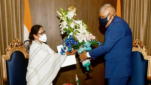 Mamata Banerjee meets West Bengal Governor, tenders resignation as CM Mamata Banerjee meets West Bengal Governor, tenders resignation as CM