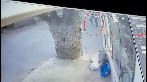 After J&K cops release CCTV footage, suspects questioned in cop’s killing case After J&K cops release CCTV footage, suspects questioned in cop’s killing case