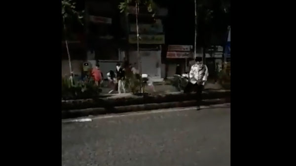 Fake: This video of a copy being thrashed by locals is not from Hyderabad Fake: This video of a copy being thrashed by locals is not from Hyderabad