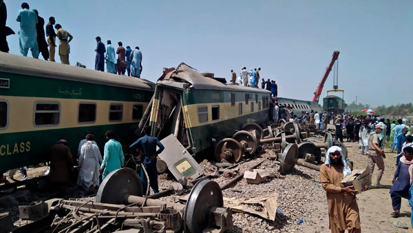 Bilawal Bhutto Zardari demands immediate inquiry into the train tragedy Bilawal Bhutto Zardari demands immediate inquiry into the train tragedy