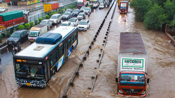 Day after Delhi sounded flood alert, water level at Yamuna below danger mark Day after Delhi sounded flood alert, water level at Yamuna below danger mark
