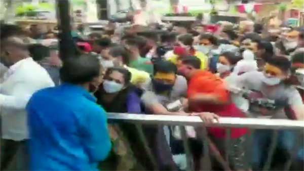 WATCH: Stampede-like situation at Ujjain temple, covid rules go for a toss, take a look WATCH: Stampede-like situation at Ujjain temple, covid rules go for a toss, take a look