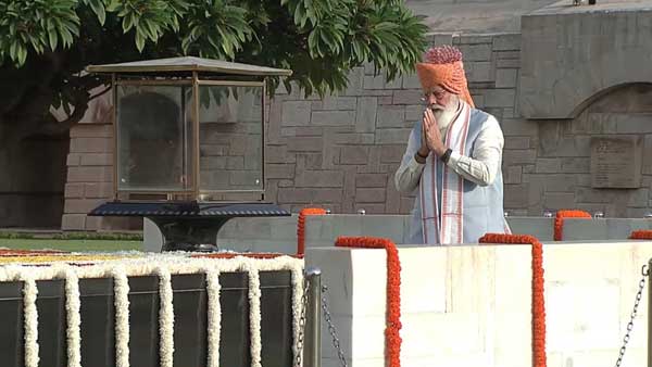 PM pays tribute to Mahatma Gandhi at Rajghat on I-Day PM pays tribute to Mahatma Gandhi at Rajghat on I-Day