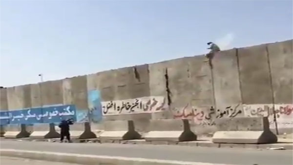 Viral: Taliban fighter shoot at Afghan man trying to enter Kabul airport Viral: Taliban fighter shoot at Afghan man trying to enter Kabul airport