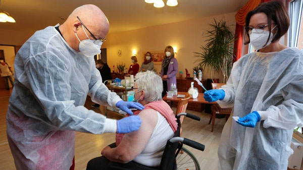 Germany: Boosters for old and at-risk, jabs for teens Germany: Boosters for old and at-risk, jabs for teens