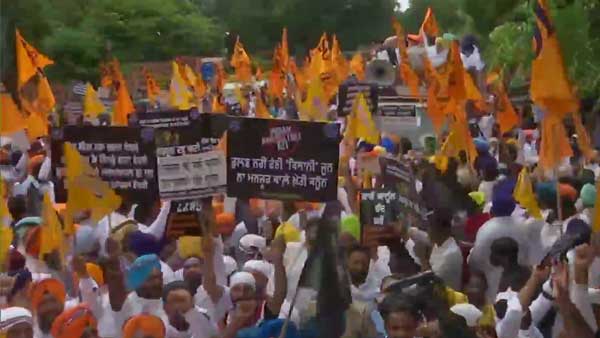 Akali Dal defies section 144, goes on Black Friday protest march against farm laws, traffic affected Akali Dal defies section 144, goes on Black Friday protest march against farm laws, traffic affected