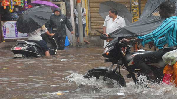 Lake was broken due to heavy rain accured last night in Trichy district Lake was broken due to heavy rain accured last night in Trichy district