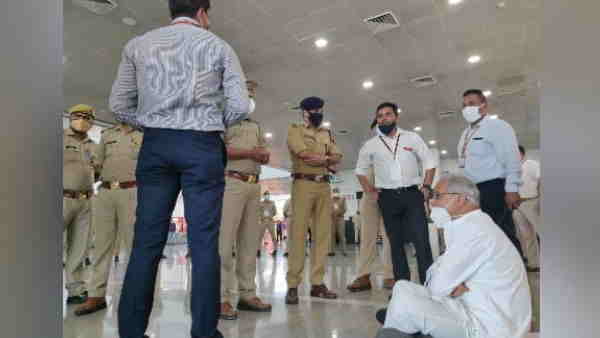 Chhattisgarh CM Bhupesh Baghel stopped at Lucknow airport, sits on dharna Chhattisgarh CM Bhupesh Baghel stopped at Lucknow airport, sits on dharna