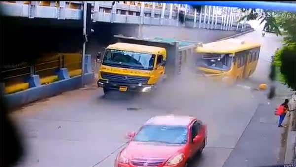 Accident caught on camera: Bus rams into dumper truck in Mumbai, 5 seriously injured Accident caught on camera: Bus rams into dumper truck in Mumbai, 5 seriously injured