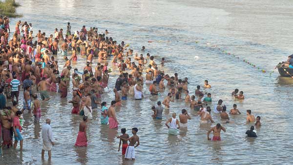 Mahalaya 2021: People offer tarpan as Durga Puja festivities begin Mahalaya 2021: People offer tarpan as Durga Puja festivities begin