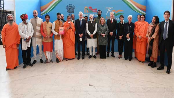 PM meets Indologists, Sanskritists in Italy PM meets Indologists, Sanskritists in Italy
