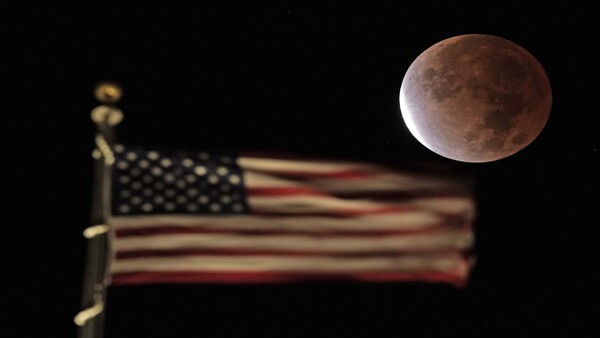 Lunar eclipse sets beyond US flag Lunar eclipse sets beyond US flag