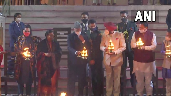 Watch: President Ram Nath Kovind attends Ganga Aarti in Rishikesh Watch: President Ram Nath Kovind attends Ganga Aarti in Rishikesh