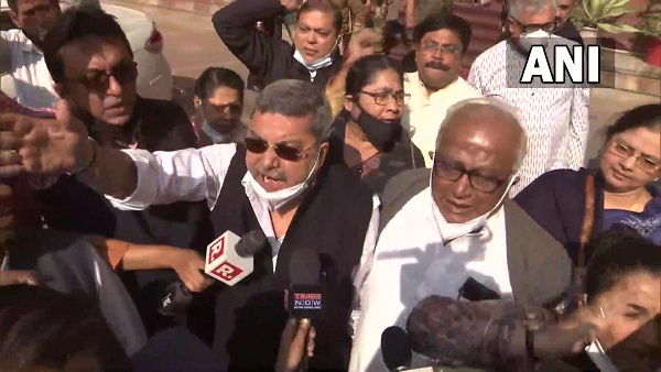 TMC brings its fight against BJP to Delhi; party MPs meet Amit Shah after sitting on dharna for 4 hrs TMC brings its fight against BJP to Delhi; party MPs meet Amit Shah after sitting on dharna for 4 hrs