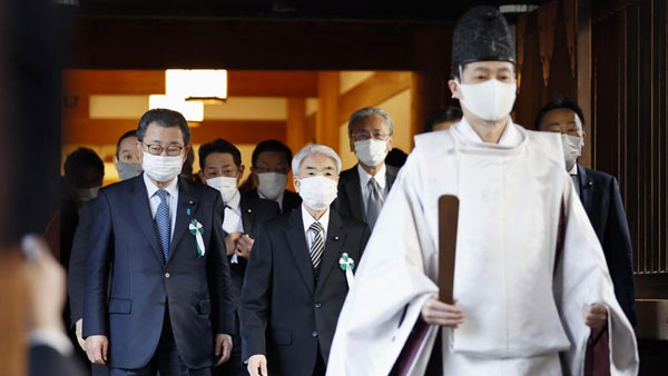 Japanese lawmakers visit controversial shrine Japanese lawmakers visit controversial shrine