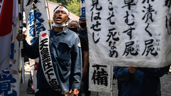 Japanese lawmakers visit controversial shrine Japanese lawmakers visit controversial shrine